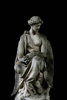 Meleğim. Siyah arkaplanda izole edilmiş antik taş heykel.