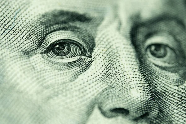 Benjamin Franklin 'in 100 dolarlık banknottaki Macro fotoğrafı. Birleşik Devletler 'in parası. İş ve finans kavramı. Seçici odak.