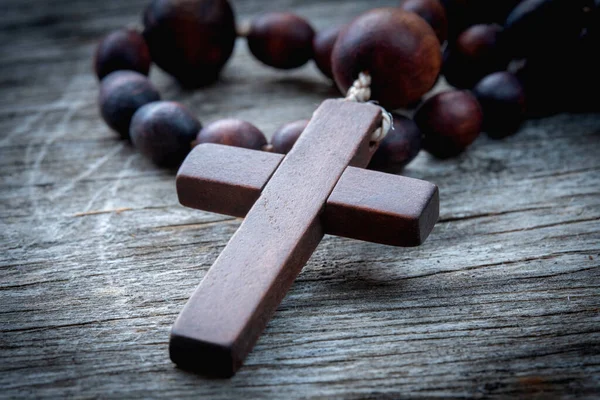 救いと永遠の命の象徴としてのバラ色の十字架とビーズのマクロイメージ 水平像 — ストック写真