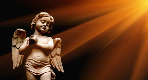 小巧美丽的守护天使雕像在阳光下 象征着力量 真理和信念 横向图像 — 图库照片