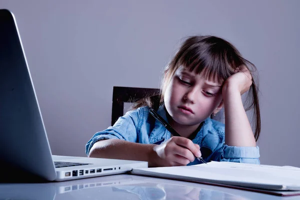 Menina Está Entediada Estudando Online Aspectos Negativos Ensino Distância — Fotografia de Stock