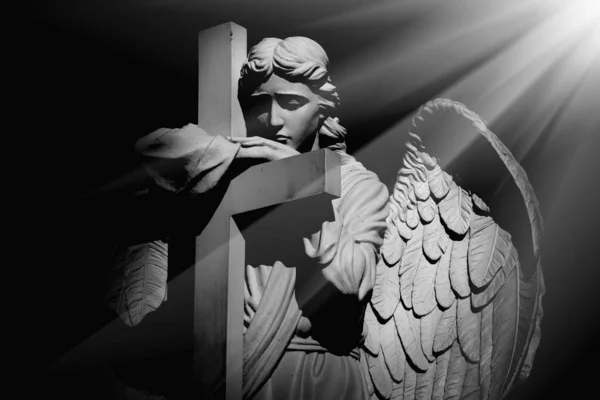 Death Concept Silhouette Angel Cross Rays Light Ancient Statue — Stok fotoğraf