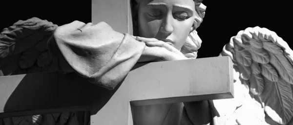 Antigua Estatua Ángel Con Cruz Como Símbolo Del Cristianismo Muerte — Foto de Stock