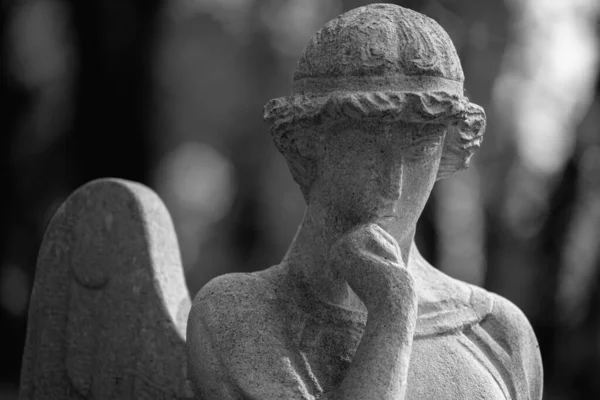 守护天使古老雕像的碎片 黑白图像 — 图库照片