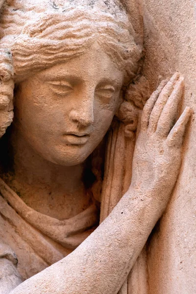 Närbild Fragment Gammal Staty Ledsen Och Desperat Kvinna Graven — Stockfoto