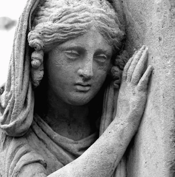 Фрагмент Древней Статуи Печальной Отчаявшейся Женщины Могиле Символ Боли Печали — стоковое фото