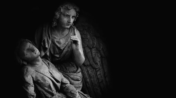 Ангел Смерти Ведет Человека Последнему Пути Фрагмент Древней Статуи — стоковое фото