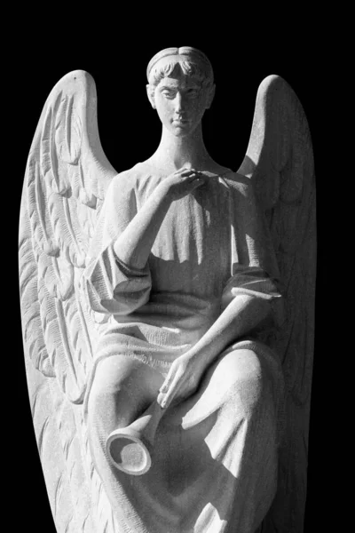 死の概念 天使は人生の終わりの象徴として 黒を背景に孤立した古代の像 — ストック写真