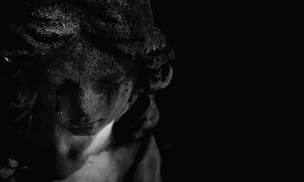 死亡概念 关闭古老的雕像哭泣的天使与眼泪在脸上作为人类生命终结的象征 黑色和白色的图像 复制空间 — 图库照片