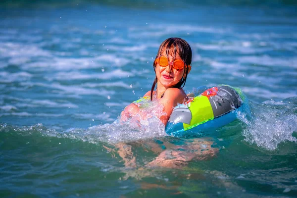 Retrato Niña Hppy Nadando Las Olas Del Mar Vacaciones Verano — Foto de Stock
