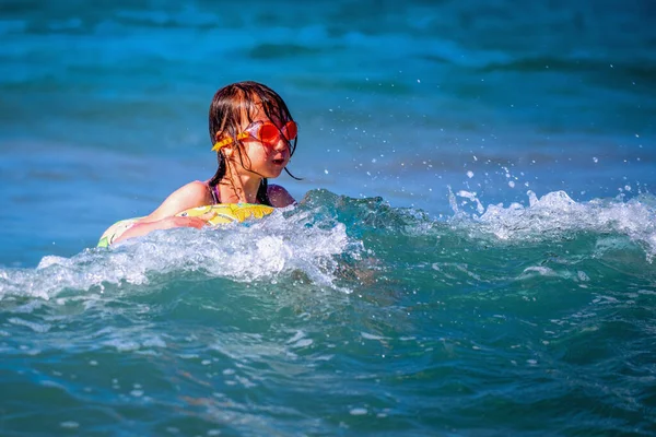 Glückliches Mädchen Das Auf Den Wellen Des Meeres Schwimmt Sommerurlaub — Stockfoto