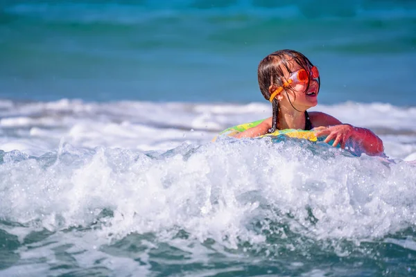 Porträt Eines Sehr Glücklichen Mädchens Meer Kinder Haben Spaß Freien — Stockfoto