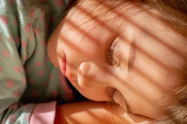 Tæt Barn Pige Afslappende Sengen Det Sengetid Vandret Billede - Stock-foto