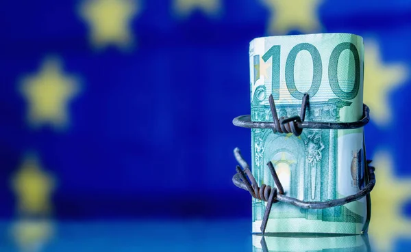 Monnaie Union Européenne Enveloppée Dans Fil Barbelé Contre Drapeau Tant — Photo