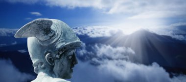 Olympian ticaret, ticaret, tüccarlar, gezginler ve kurnaz Hermes 'in (Merkür) yüksek dağların manzarasına karşı antik bir heykel parçası..