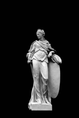 Bilgelik ve zafer tanrıçası Athena siyah arka planda izole edildi. Kazananın savaşçısını elinde tutuyor..