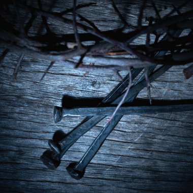 Tutku, ölüm ve İsa 'nın dirilişinin sembolü olarak taç dikenleri ve tırnaklar. Kapatın. Metal çiviler üzerine seçici odak.