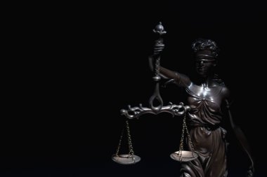 Doğruluk terazisi siyah arkaplana karşı olan Bayan Adalet. Adalet, hukuk ve hukuk sisteminin kavramsal imajı. Boşluğu kopyala.