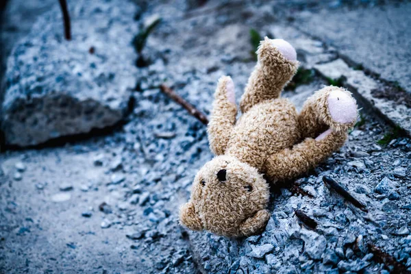 Conceito Perda Infância Urso Pelúcia Brinquedo Infantil Encontra Detritos Construção — Fotografia de Stock