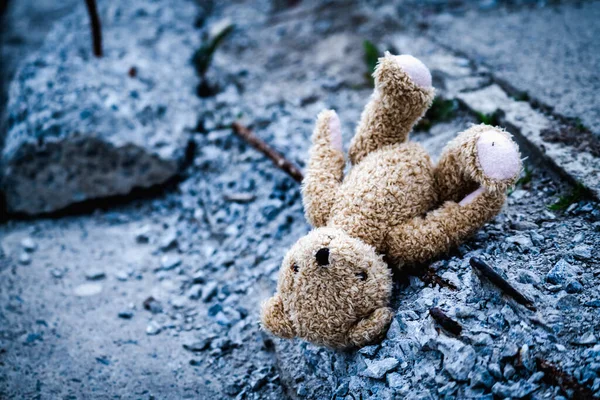 Conceito Perda Infância Uma Pilha Detritos Construção Urso Pelúcia Brinquedo — Fotografia de Stock