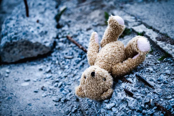 Втрата Дитинства Майбутнього Купка Будівельних Сміття Дитячий Іграшковий Плюшевий Ведмідь — стокове фото