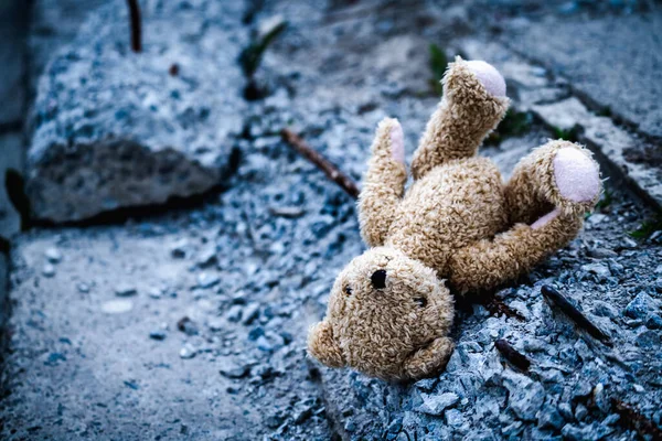 Imagem Conceitual Perda Infância Futuro Uma Pilha Detritos Construção Urso — Fotografia de Stock