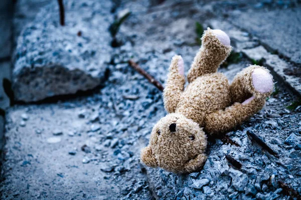Концептуальний Образ Втрата Дитинства Майбутнього Дитячий Іграшковий Плюшевий Ведмідь Лежить — стокове фото