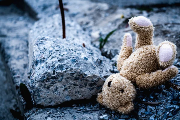 Дитячий Іграшковий Плюшевий Ведмідь Лежить Зламаному Будівельному Смітті Тлі Зруйнованого — стокове фото