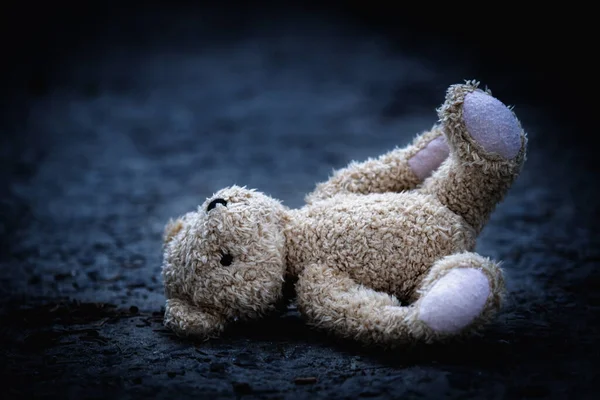 Elveszett Gyermekkor Háború Magány Fogalmi Kép Egy Gyerekjátékmackóról Vízszintes Kép — Stock Fotó