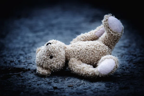 Infância Perdida Guerra Solidão Imagem Conceitual Urso Pelúcia Brinquedo Infantil — Fotografia de Stock