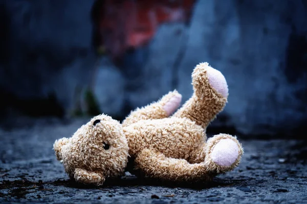 Fotografia Conceitual Guerra Morte Infância Perdida Imagem Conceitual Urso Pelúcia — Fotografia de Stock