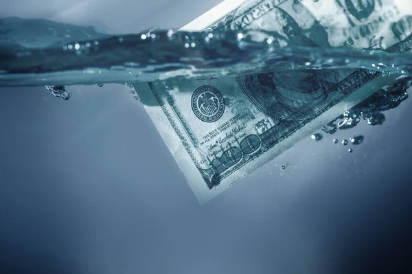 Lei Dólar Americano Afundando Água Como Símbolo Crise Financeira Global — Fotografia de Stock