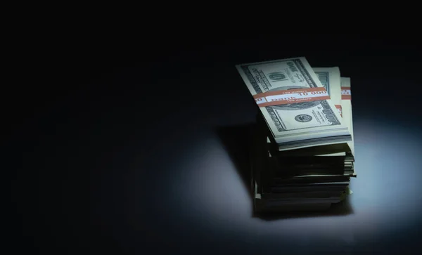 Empilhamento Notas Dólares Americanos Contra Fundo Escuro Espaço Cópia Para — Fotografia de Stock