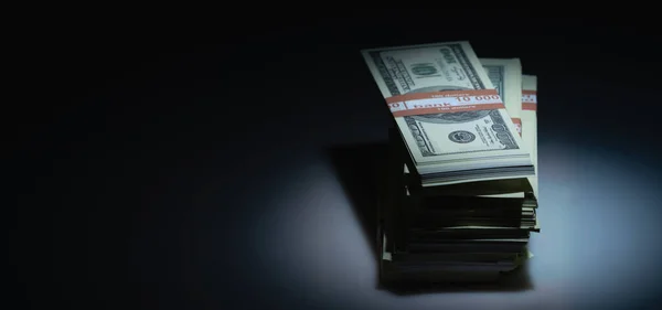 Pilhas Dólar Americano Cobram Dinheiro Contra Fundo Escuro Espaço Cópia — Fotografia de Stock