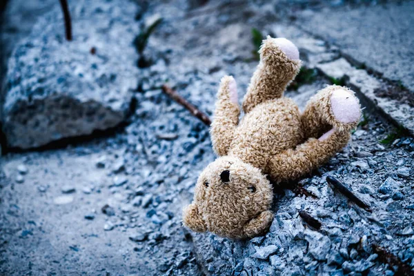 Втрата Дитинства Майбутнього Дитячий Іграшковий Плюшевий Ведмідь Лежить Зламаному Будівельному Стокова Картинка