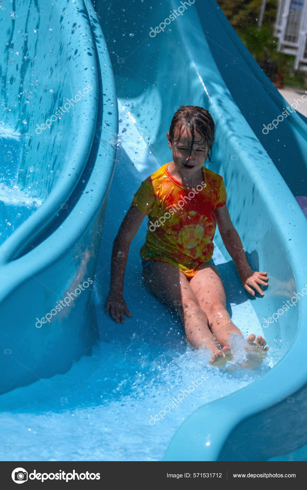 Jeune Fille Sur Toboggan Aquatique Aquapark Vacances D'été Parc