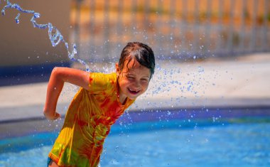 Su parkındaki bir su deresinin altında çok mutlu bir genç kızın komik portresi. Boşluğu kopyala.