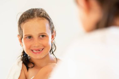 Duş aldıktan sonra aynanın önünde mutlu genç bir kızın portresi.. 