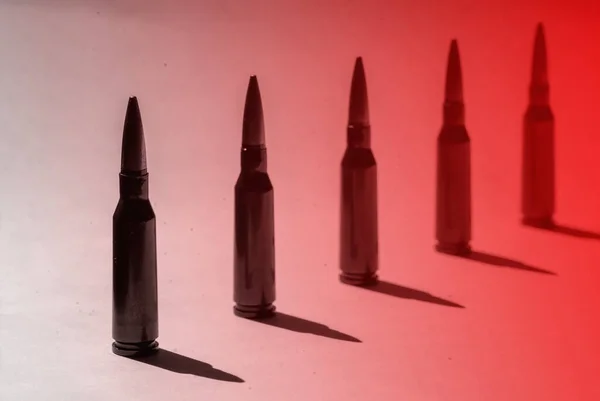 概念的なイメージ 武力紛争 武器販売 戦争の世界的な脅威 弾丸でカートリッジ 最初のカートリッジに焦点を当てる — ストック写真