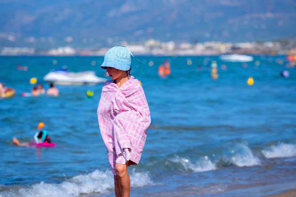 Mooi Jong Meisje Gekleed Een Handdoek Loopt Door Zee Zomervakantie — Stockfoto