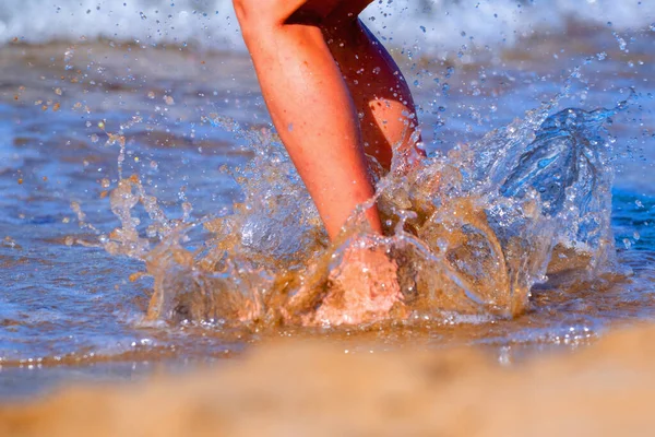 Linda Chica Joven Está Saltando Agua Mar Vacaciones Verano Viajes — Foto de Stock