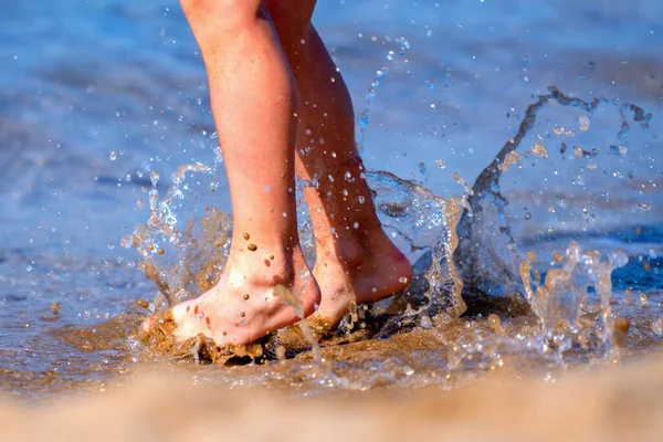 Menina Bonito Está Pulando Água Mar Verão Férias Viagens Infância — Fotografia de Stock