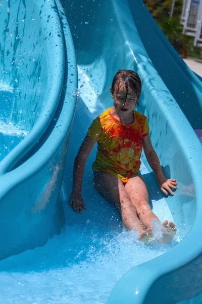 Ung Flicka Vattenrutschbana Vid Aquapark Sommar Äventyrsbad Semester Och Lycklig — Stockfoto