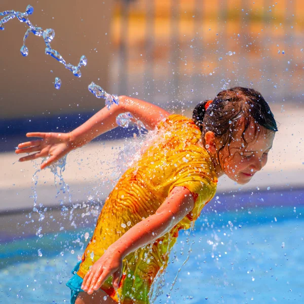 Portrait Une Jeune Fille Très Heureuse Sous Ruisseau Parc Aquatique — Photo