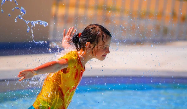 Parkındaki Akıntısının Altında Mutlu Genç Bir Kız Yaz Parkı Tatili — Stok fotoğraf