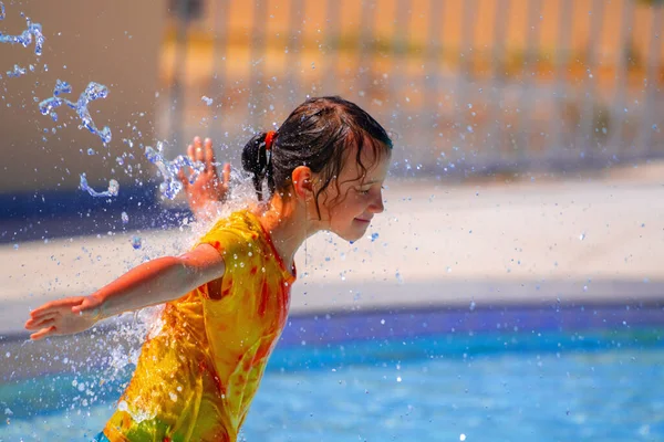 Parkındaki Deresinin Altında Mutlu Genç Bir Kız Çocuğu Yaz Parkı — Stok fotoğraf