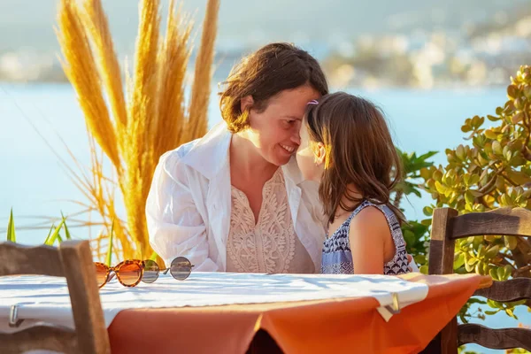 Belle Mère Avec Jeune Fille Rencontrer Lever Soleil Matin Assis — Photo