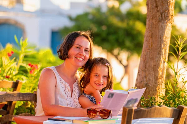 Portrait Jeune Mère Mignonne Fille Litening Livre Matin Lever Soleil — Photo