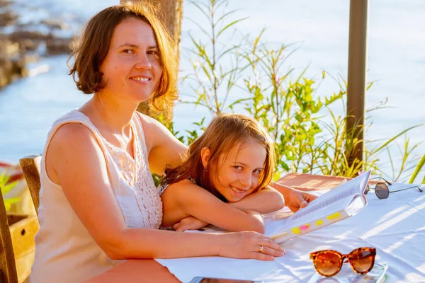 Mère Fille Écoutent Livre Dans Les Rayons Soleil Été Matin — Photo