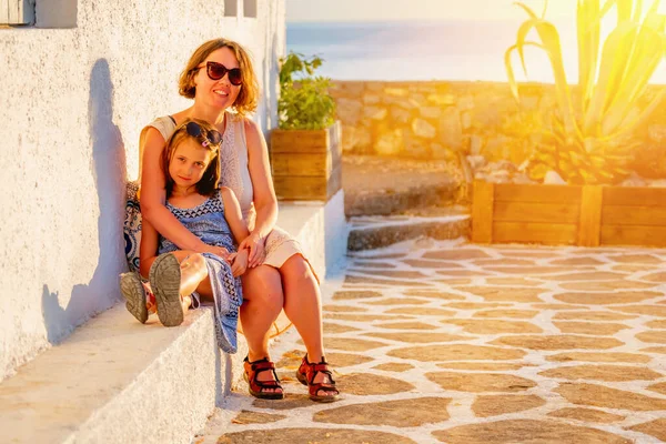 Ortrait Jeune Mère Fille Rencontrent Lever Soleil Matin Près Mer — Photo